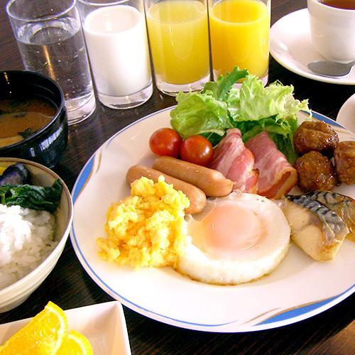朝食：和洋25種メニューが充実の朝食バイキング