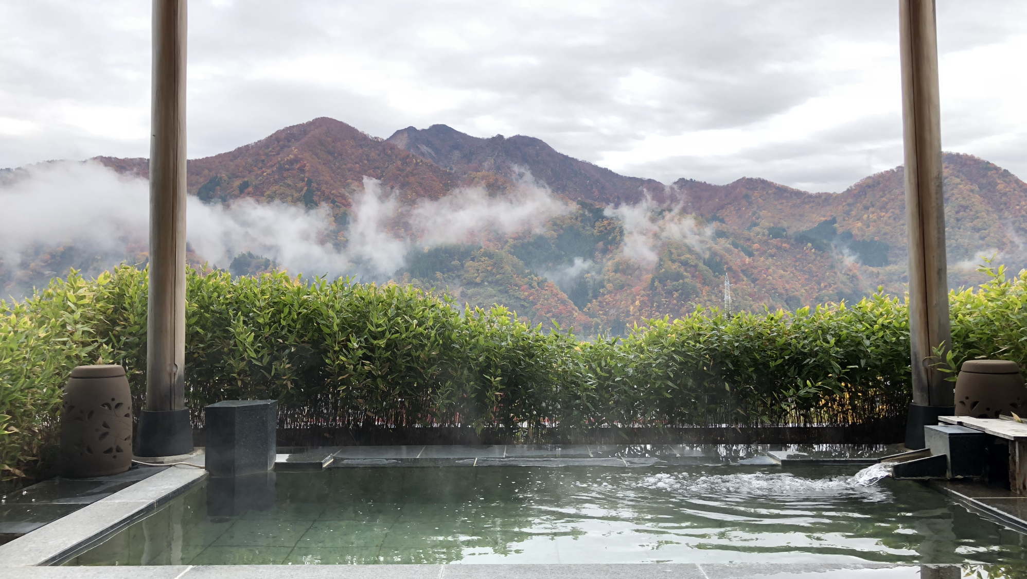 【空の湯〜ままらく〜】紅葉の谷川連邦を望む最上階の展望浴場
