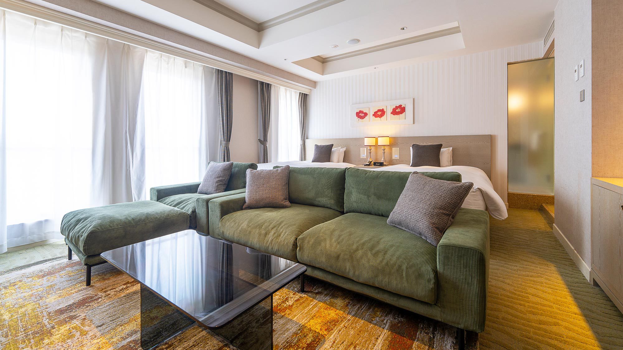 【エグゼクティブジュニアスイート】熊本城をテーマに、お部屋全体を黒色で統一。