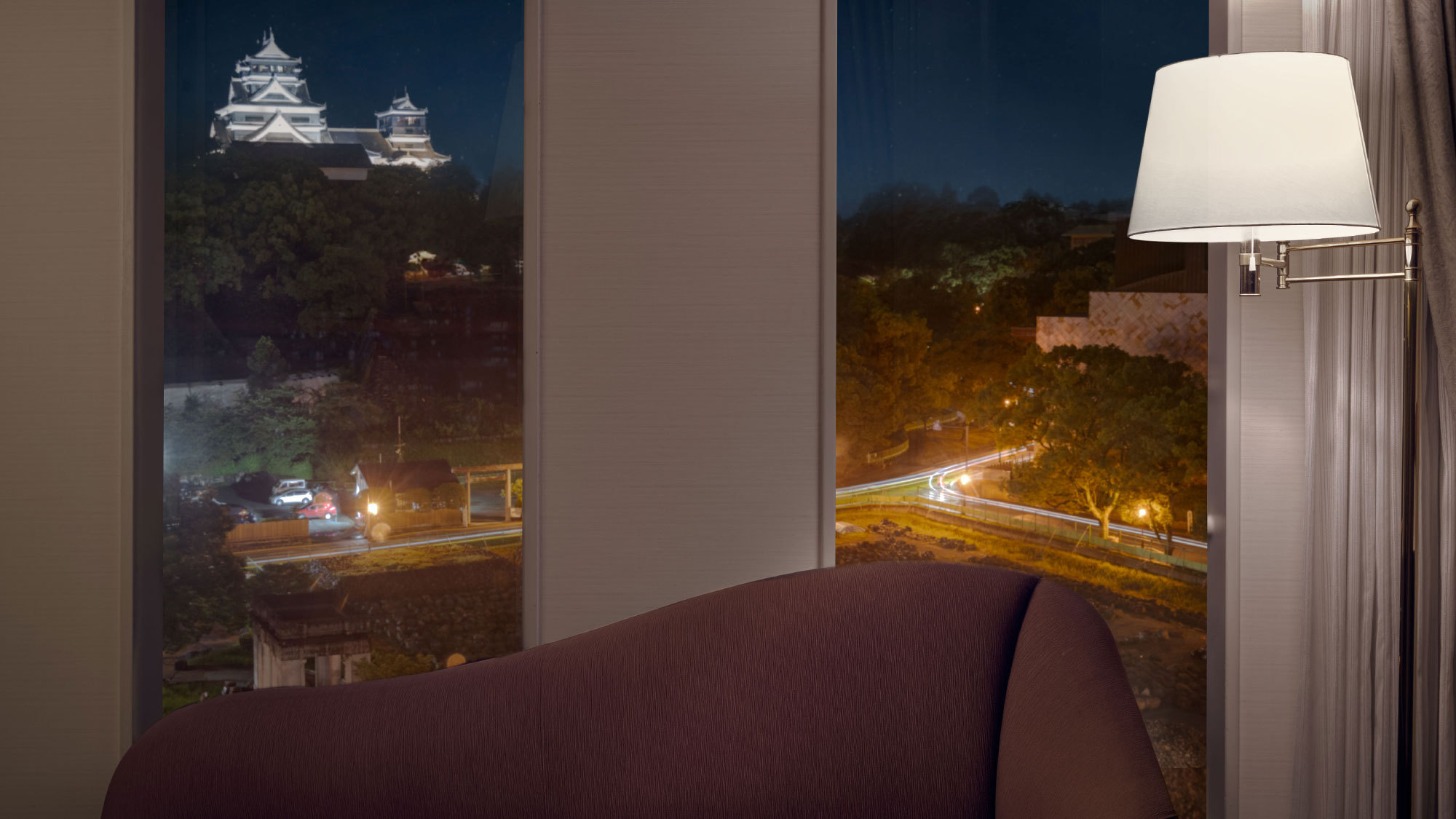 【デラックスツイン】夜にはライトアップされた熊本城の荘厳な姿を見ることができます。