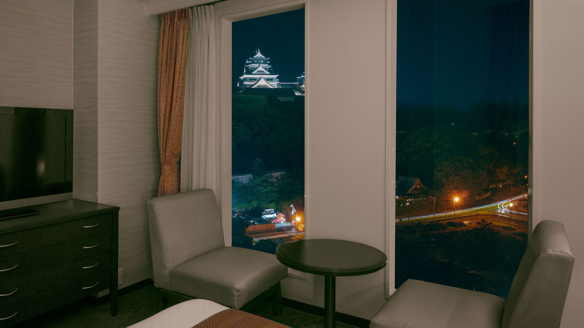 【スーペリアツイン】夜にはライトアップされた熊本城の荘厳な姿を見ることができます。