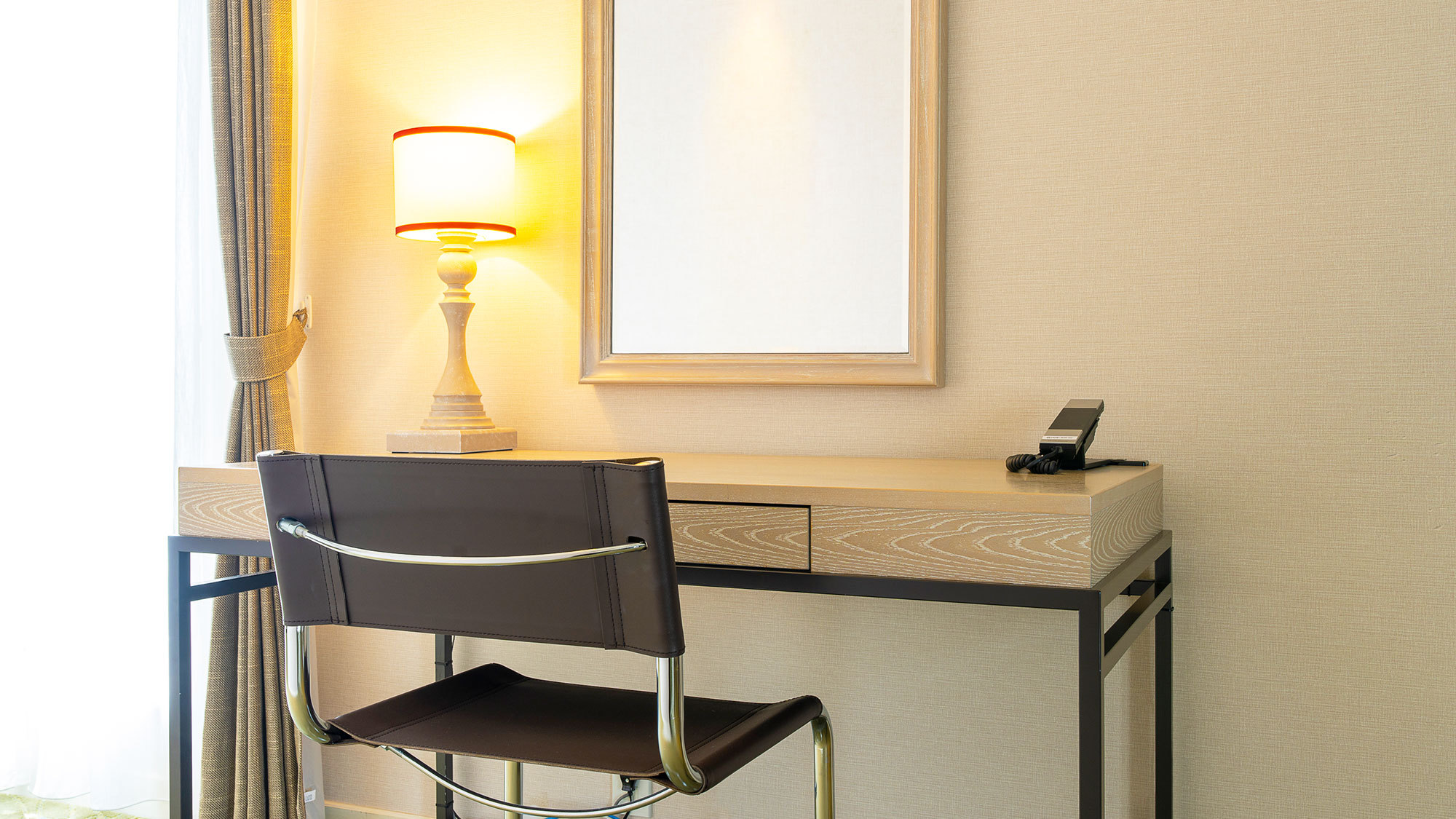 【エグゼクティブジュニアスイート】熊本城をテーマに、お部屋全体を黒色で統一。