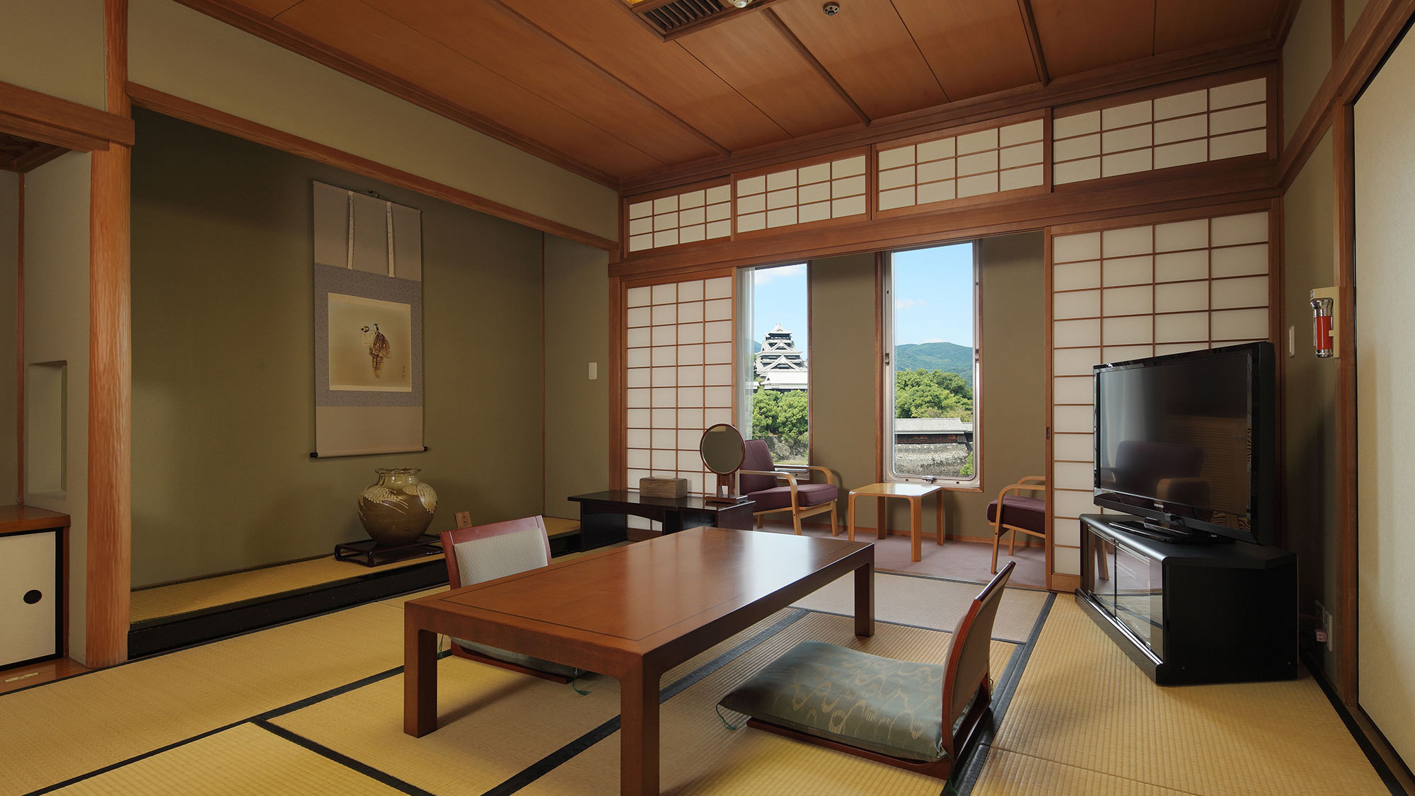 【特別和洋室】10畳と4.5畳の2間で最大5名までご宿泊可能なお部屋です。