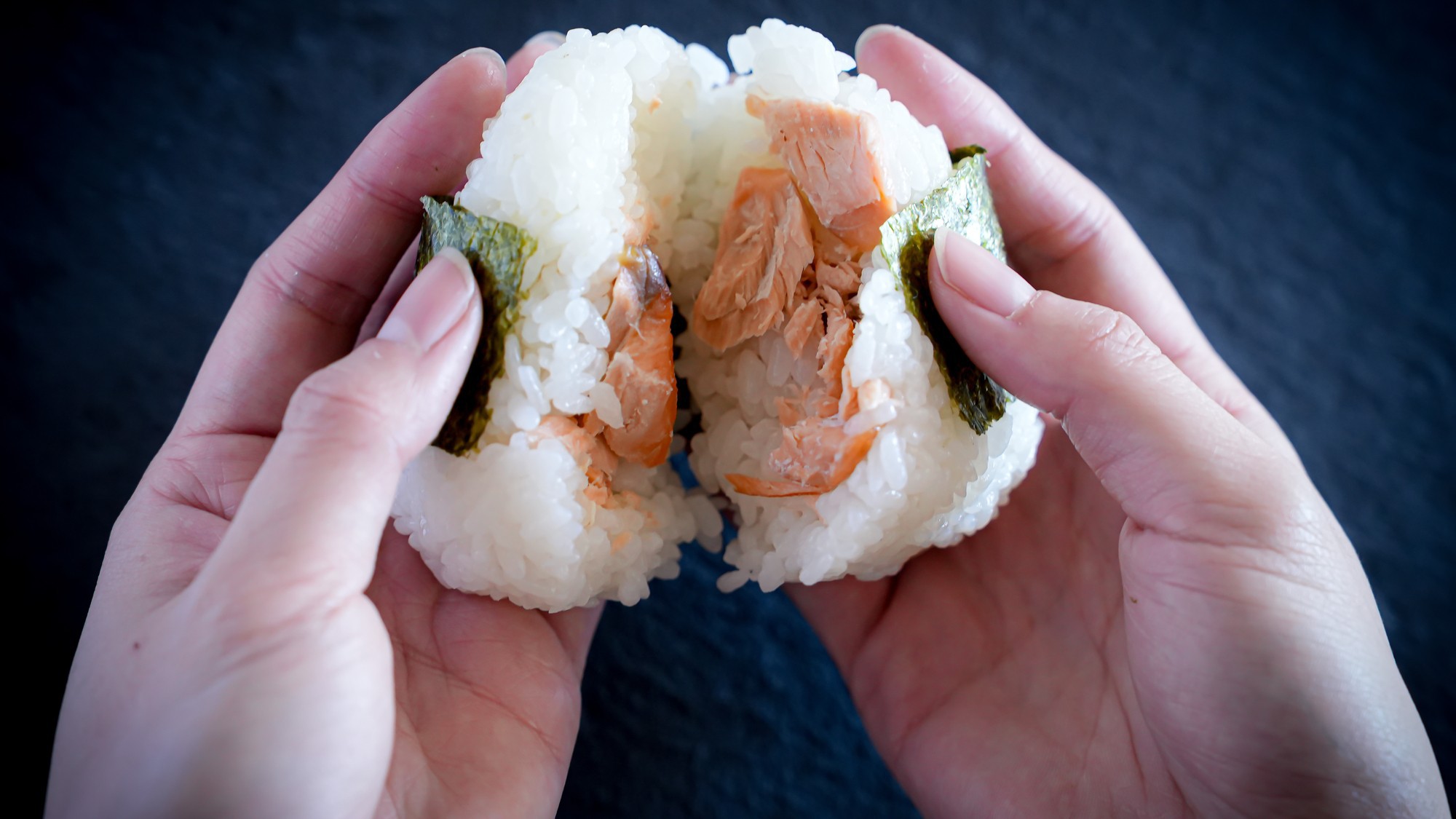 鮭のおにぎり（イメージ）