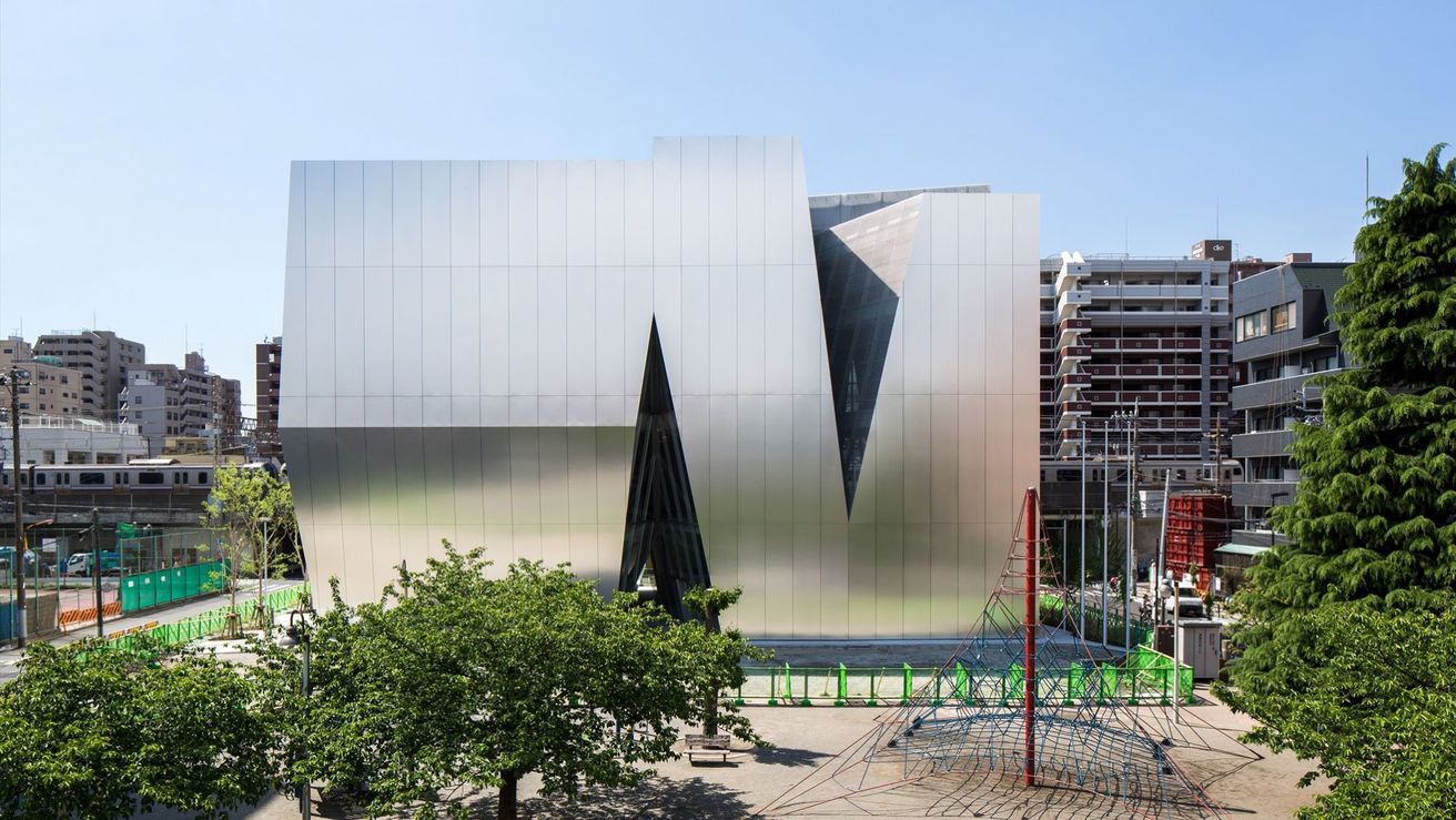 「すみだ北斎美術館」ホテルより徒歩約10分