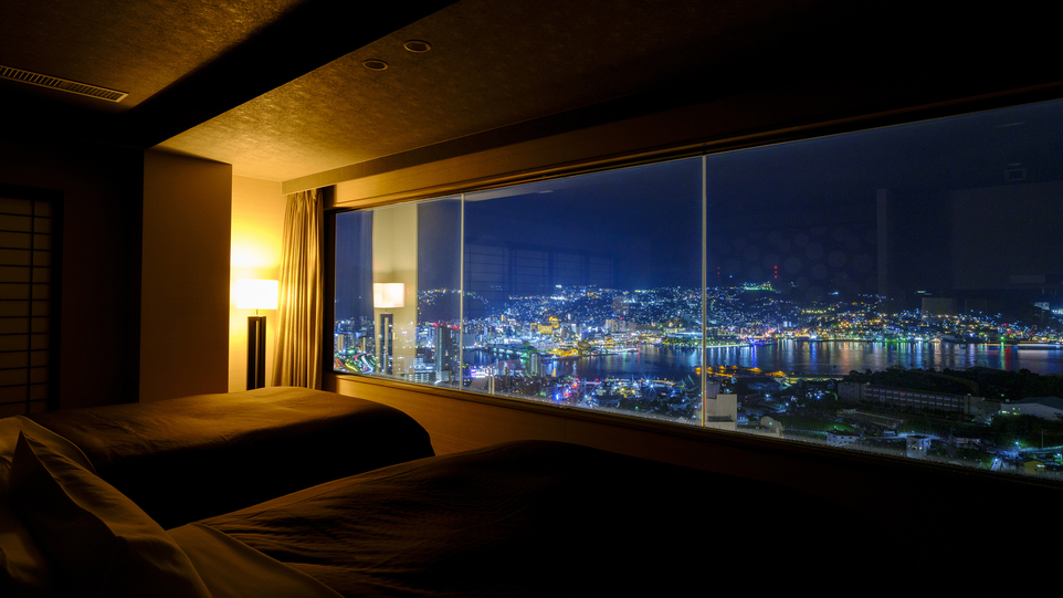 【最上階ハーバービュープレミアルーム】圧倒的な夜景をご堪能いただける1室限定プレミアルームです。