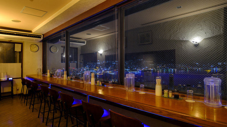 【ラウンジばってん】長崎の夜景を一望できるカウンタースタイルの軽食コーナーです。