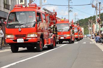 秋祭り消防演習消防自動車のパレード