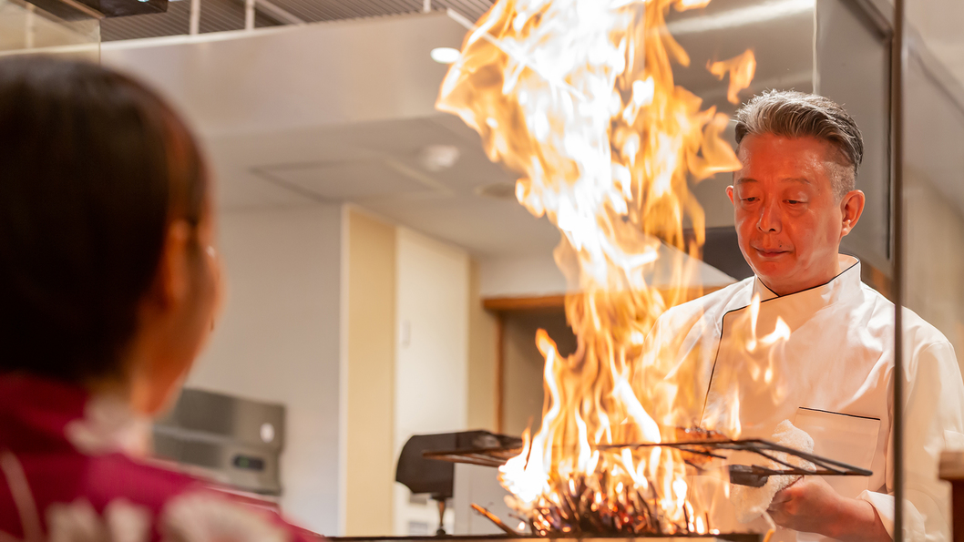 タタキを焼く料理長