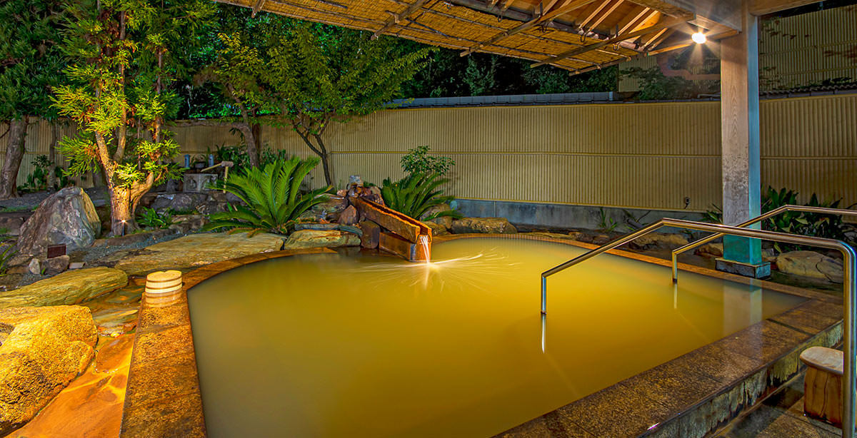 鉄分を含む黄金色のやわらかで保湿・保温に優れた湯が人気の温泉