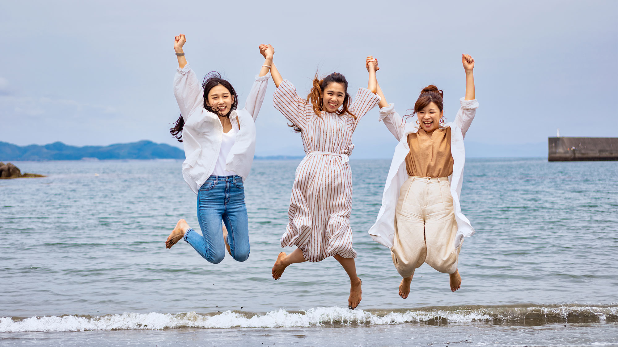 海をバックに記念写真