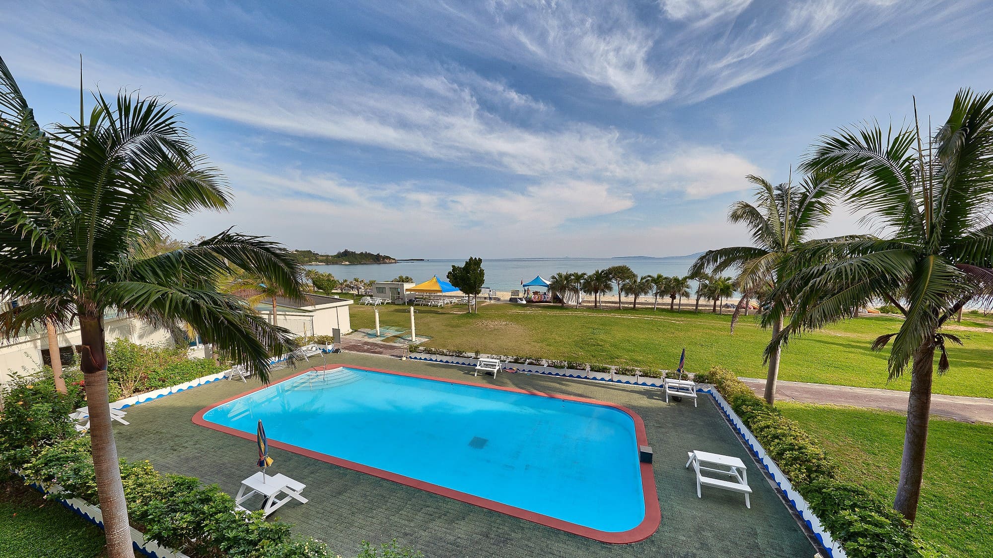  屋外プール/ご宿泊者専用の屋外プールで沖縄の風を感じながらひと泳ぎ♪