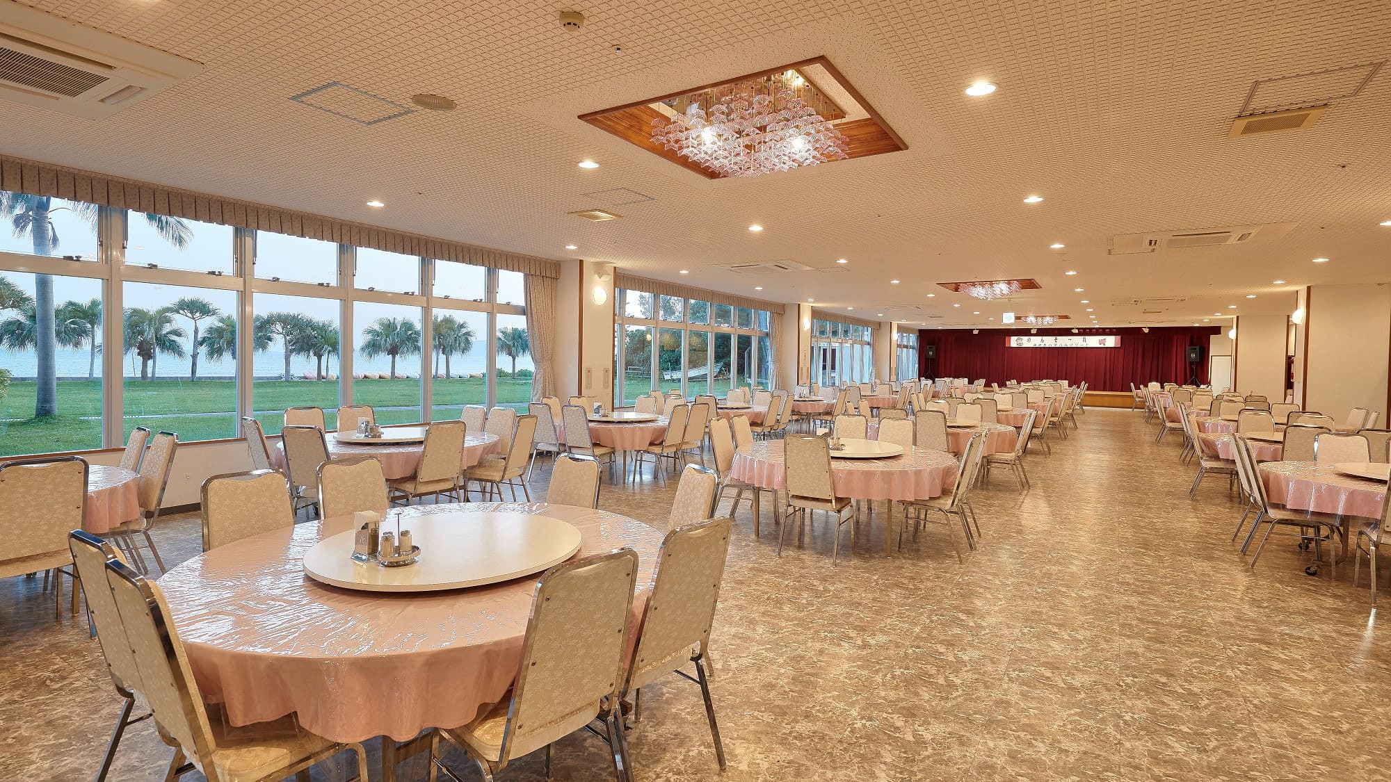 海が一望できる食事会場は天井にシャンデリアも。300名を収容できる大型レストランです。