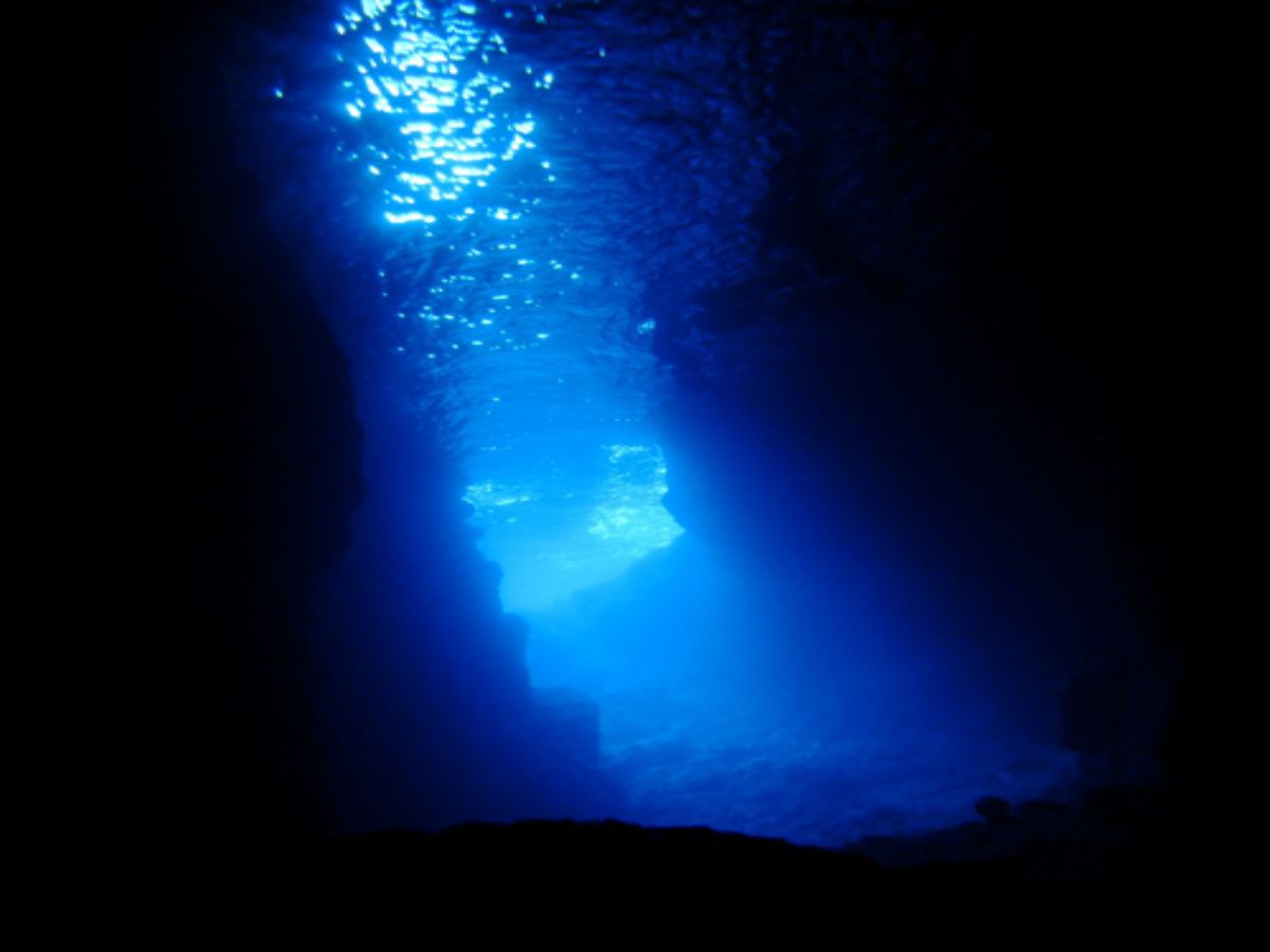 【真栄田岬・青の洞窟】車で約22分