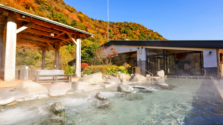 【天空大露天風呂】紅葉シーズンには周囲を彩る箱根山麓のダイナミックな紅葉が。
