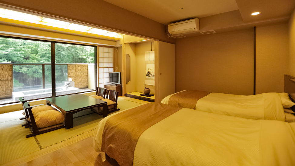 【露天風呂付き客室】箱根の山々を眺めながらのんびりと湯浴みができる露天風呂客室。