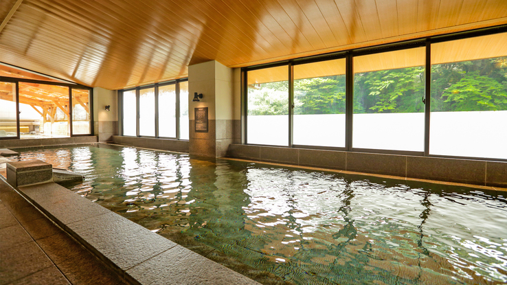 【大浴場】湯船に浸かりながら、のんびりと箱根の自然をお愉しみいただけます。
