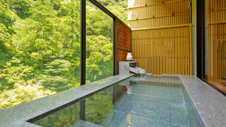 【露天風呂付き客室】客室に備え付けの露天風呂からは箱根の山々がご覧いただけます