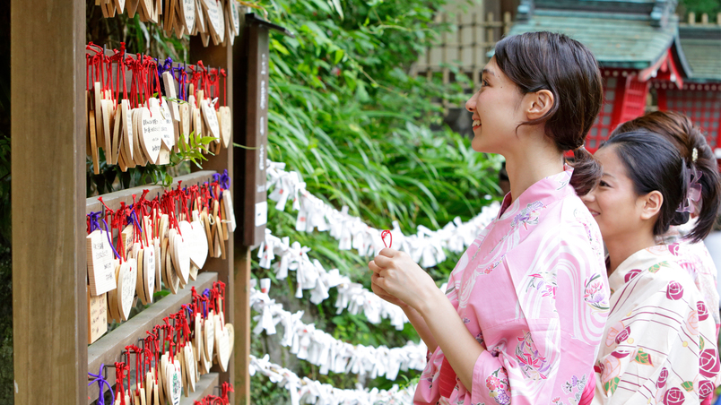 【庭園】縁結び：すてきな恋の願いがしたためられた絵馬がたくさん並んでいます！