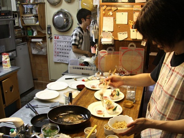 オープンキッチンから出されるフルコースディナー