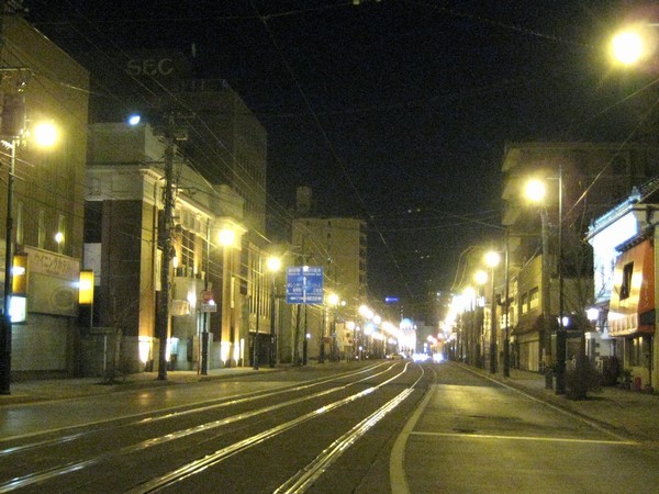 夜の路面電車の通り十字街から末広町