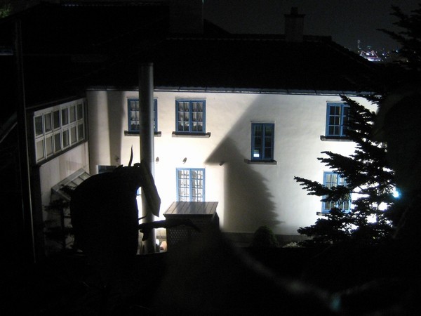 ライトアップされてるイギリス領事館の裏