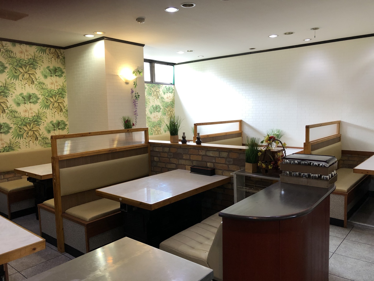 【食堂】お食事は1階の食堂でご用意いたします。（予約制）