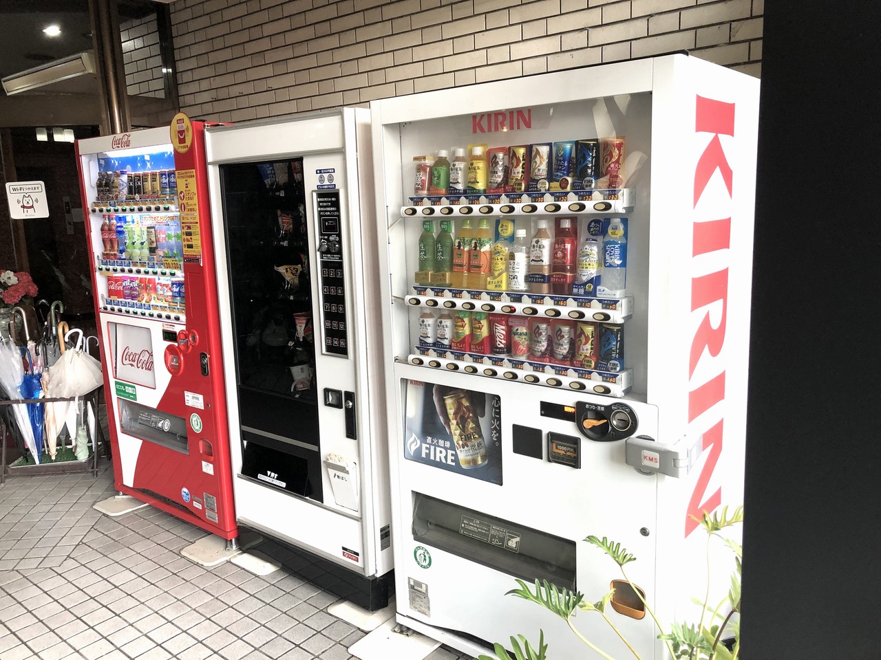 【自動販売機】1階に自動販売機コーナーがございます。（飲料・お菓子・軽食）