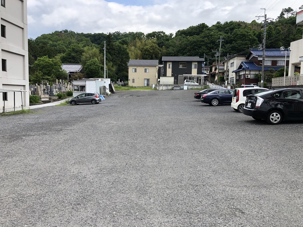 大型トラックや観光バスも楽々の無料大駐車場