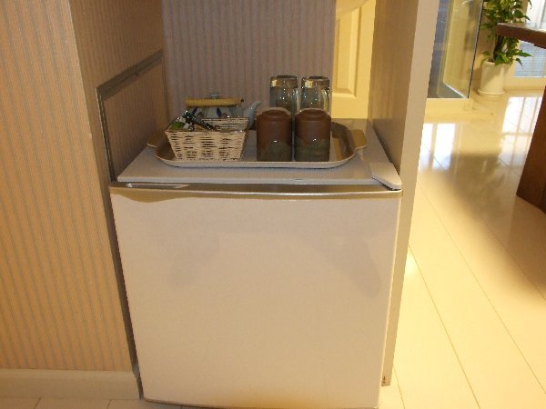 各お部屋に常設された冷蔵庫、冷たいものの保存にどうぞ！