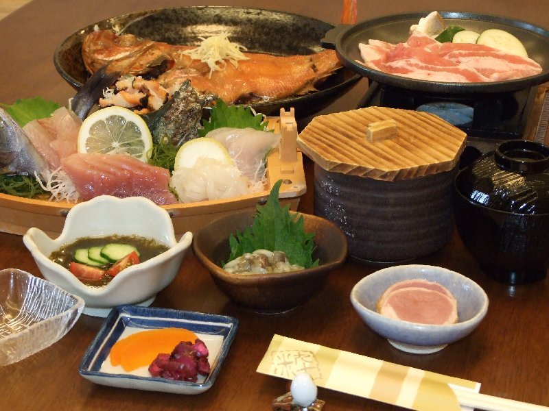 金目鯛の姿煮、船盛、富士ノ国豚の陶板焼きプランのご夕食、伊豆の特産、おいしそう！