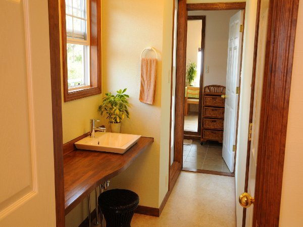 ２階の展望風呂付き客室の寝室と展望風呂をつなぐ廊下です