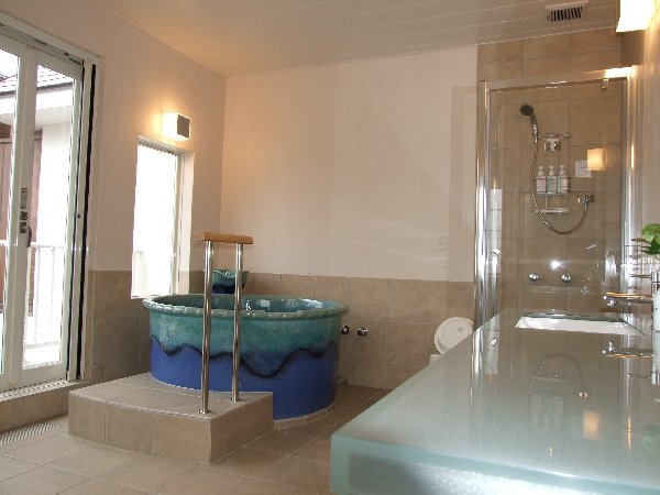２階の展望風呂付き客室のお風呂（約１０畳）です、正面には伊豆大島の雄大な姿が望めます。