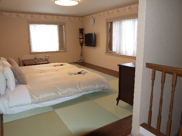 メゾネットタイプの２階の寝室（約１６畳）、最大４名様まで就寝可能です。