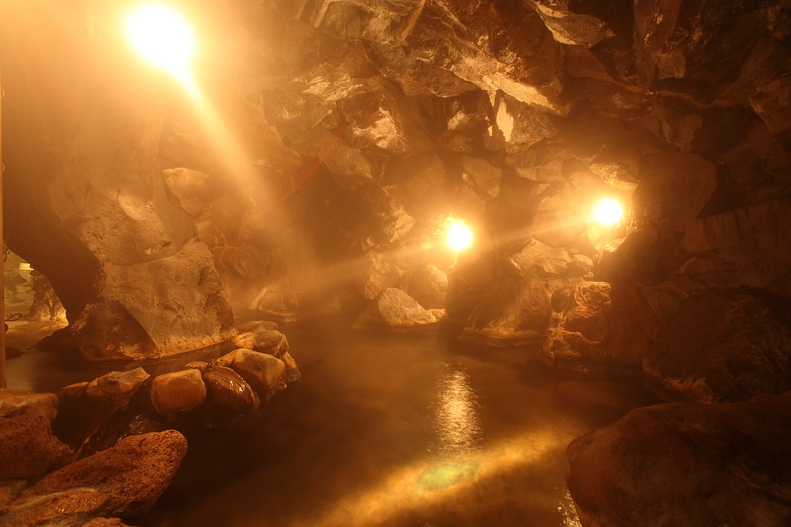 【大洞窟風呂】当館の名物！蒸気が満ち溢れる浴場は、まるで天然のミストサウナ