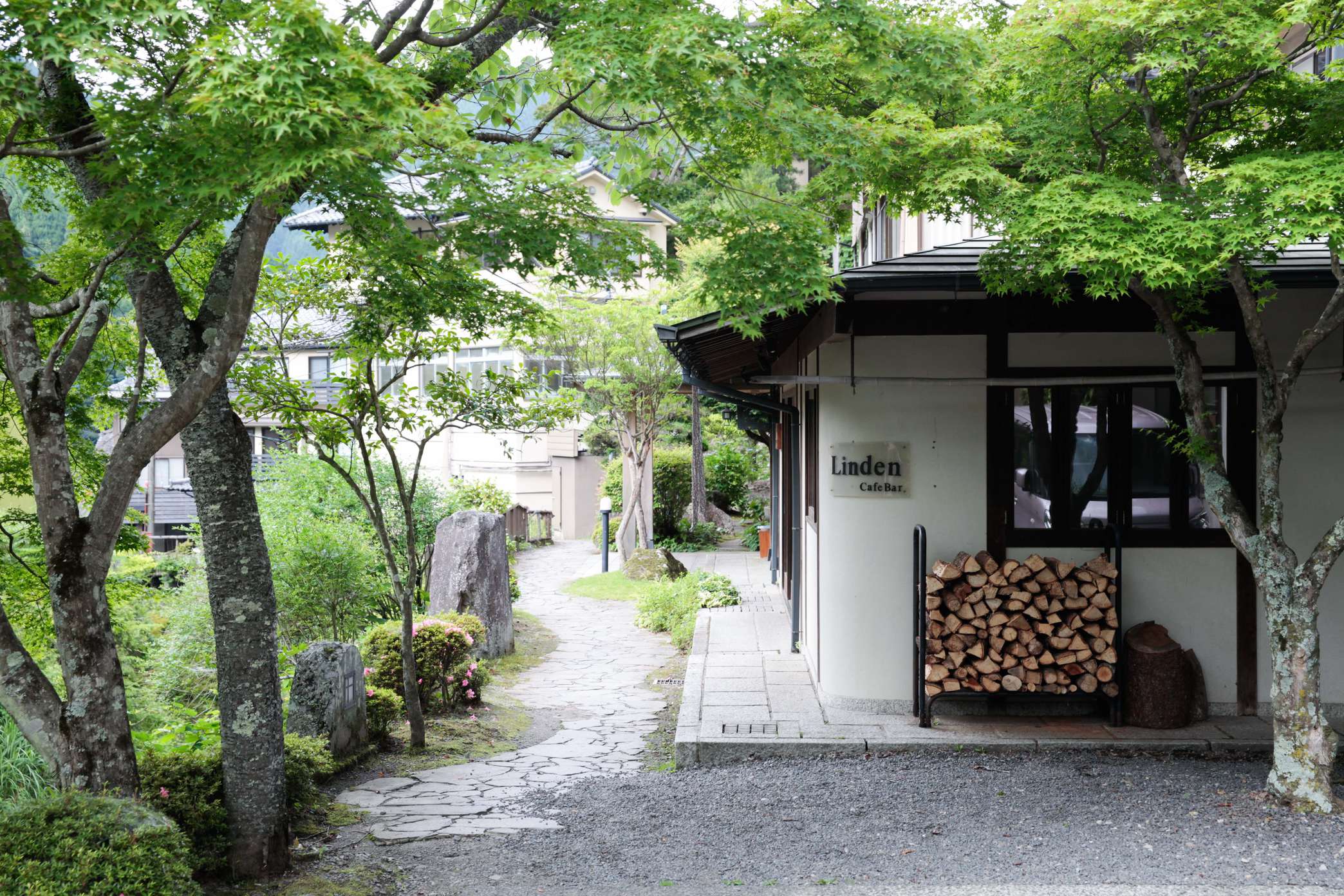 【外観】花合野川に沿った旅館玄関へのアプローチ