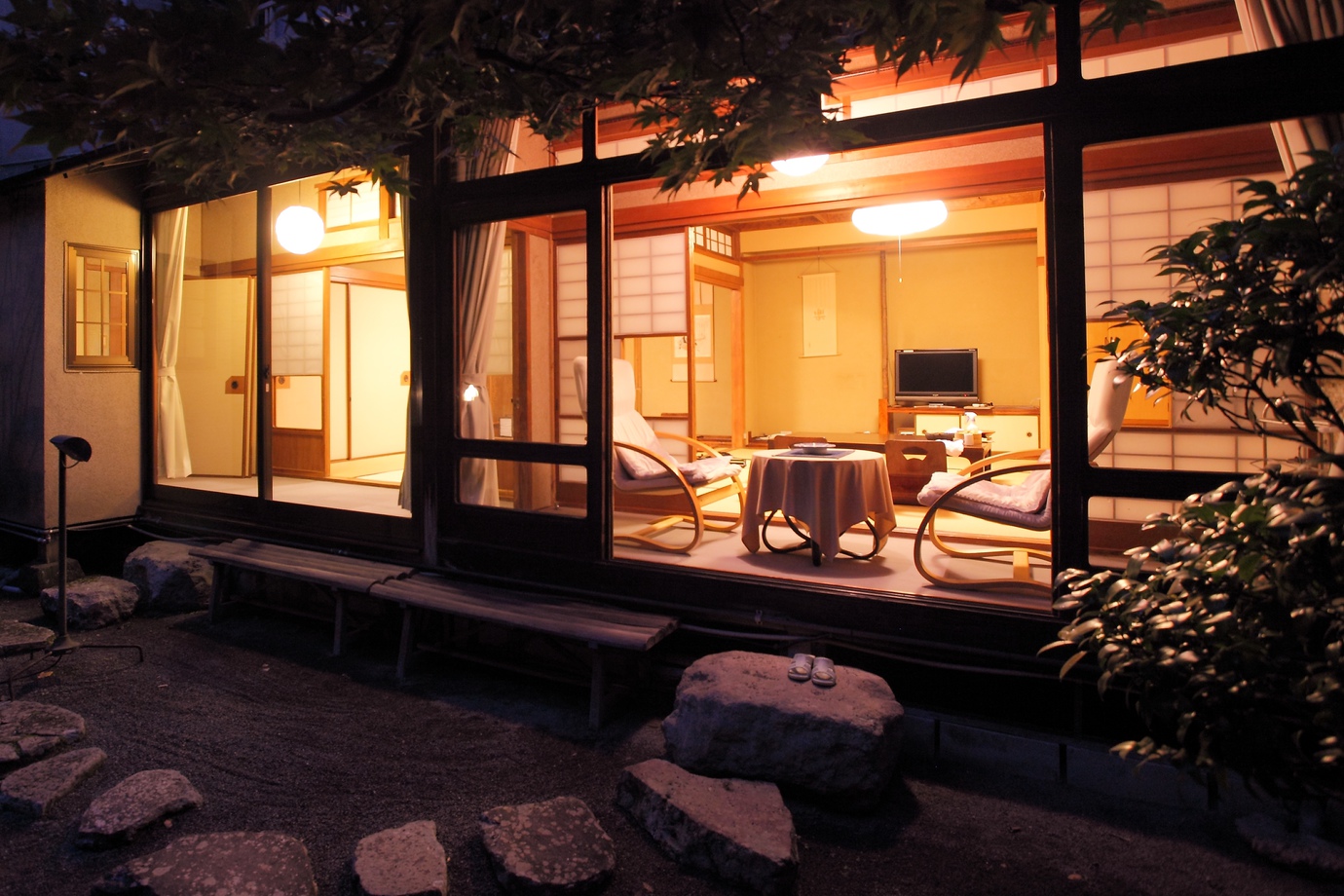 【和室10〜14帖一例】広々とした和室です。お部屋からは花合野川と庭園がご覧いただけます。
