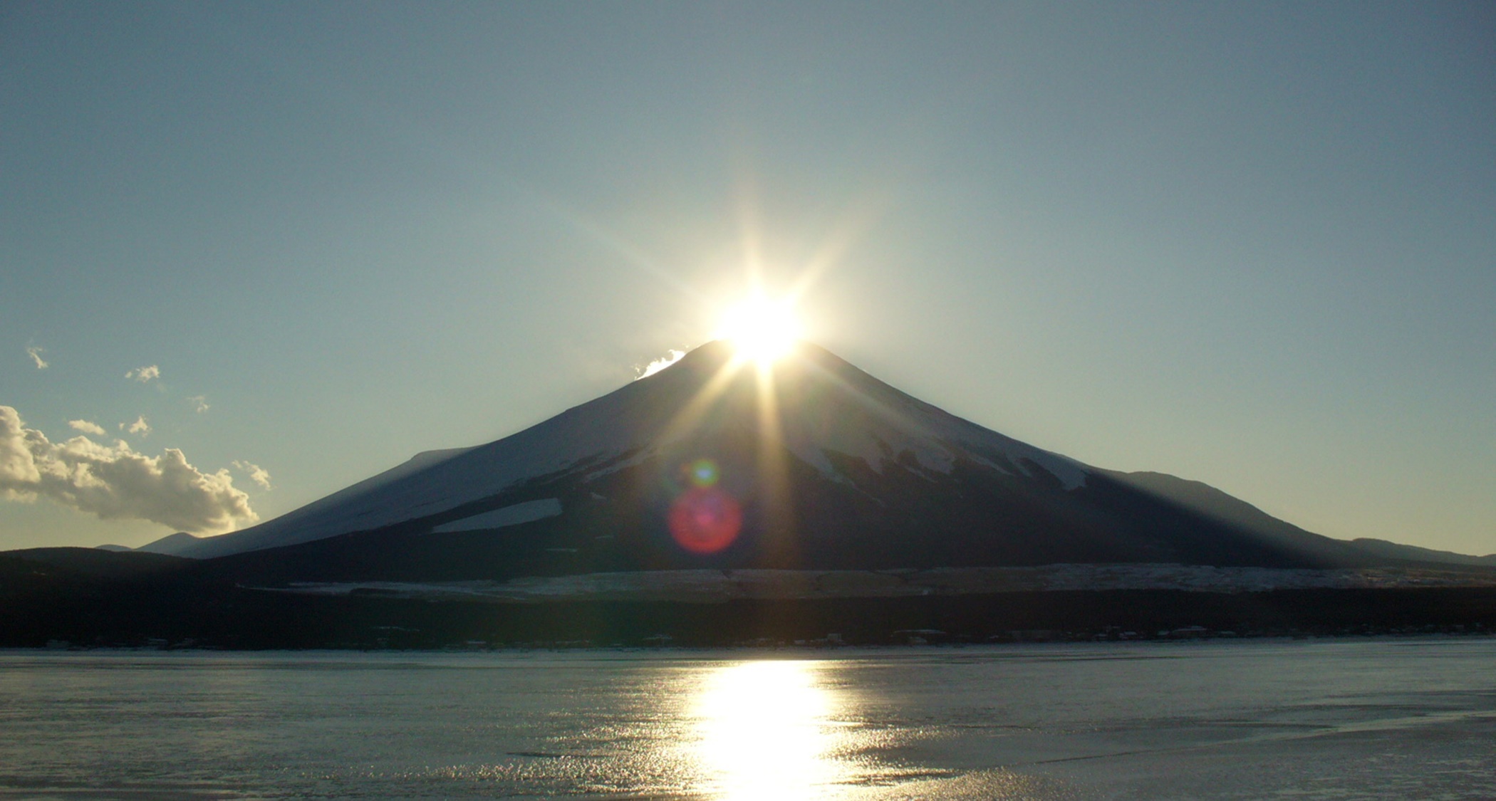 *秋から冬にかけて山中湖で見ることのできる「ダイヤモンド富士」は圧巻