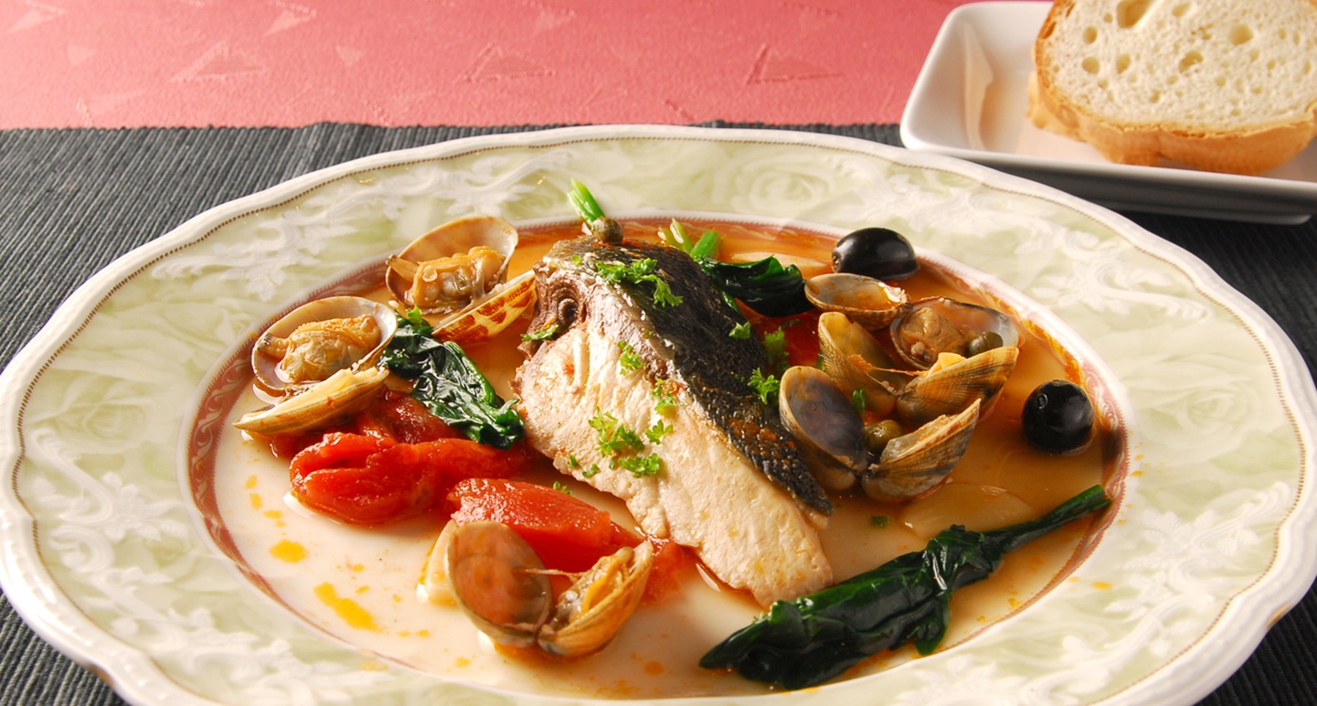 *ご夕食一例（アクアパッツァ）甲州の白ワインで煮込んだ季節のお魚は絶品です