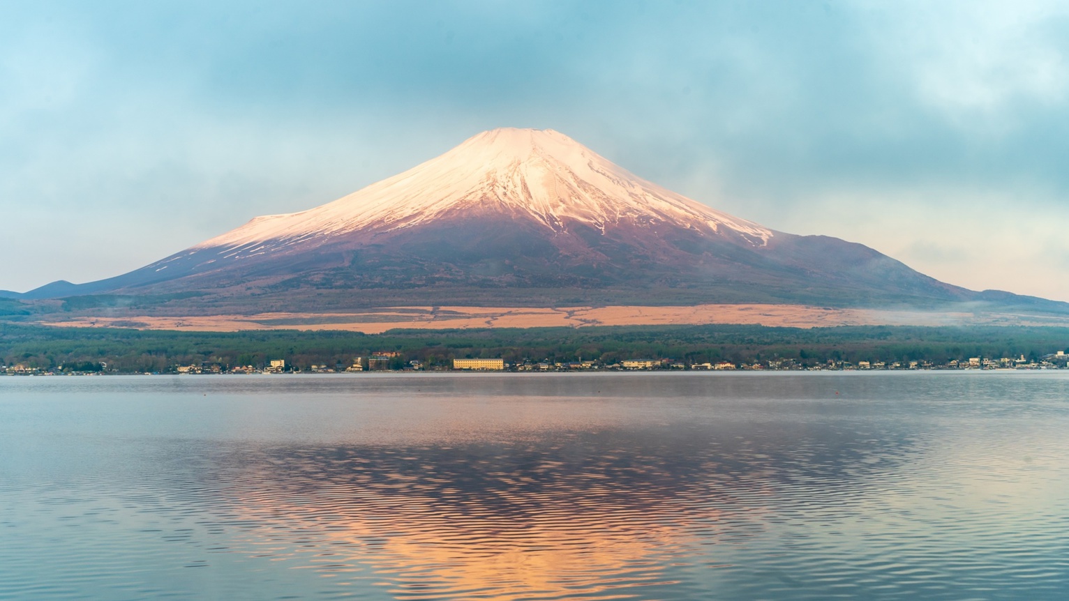 *日の出の富士山と山中湖