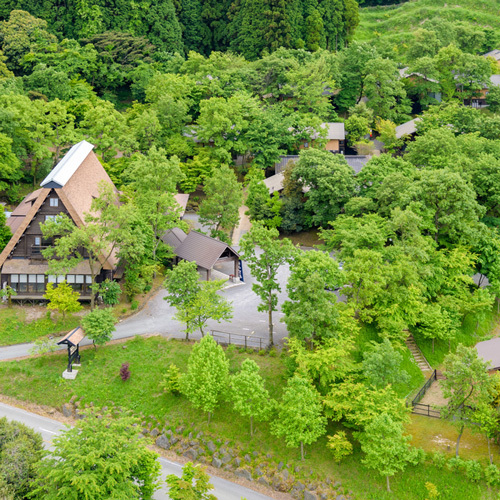 上空から見た小笠原。すべての部屋が離れで独立した造りになってります