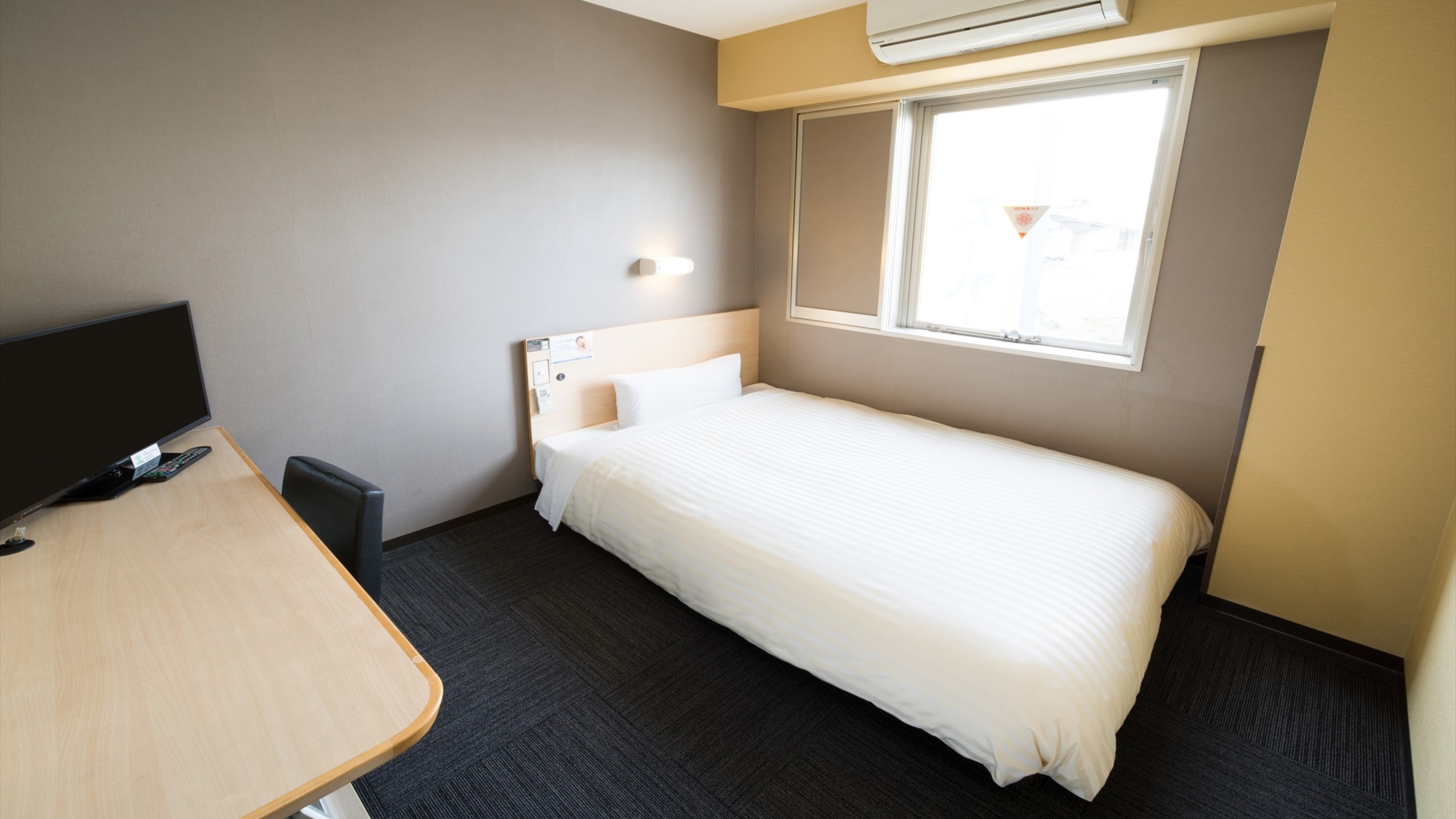 眠りを追及した140cm幅のワイドベッドと適度な硬さのマットでぐっすり