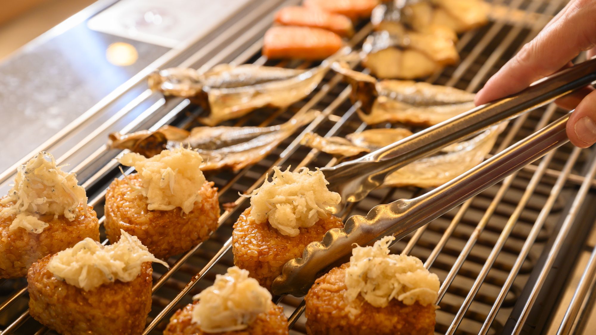 朝食ビュッフェ（焼きおにぎり）ビュッフェの食材でお好みトッピングも♪