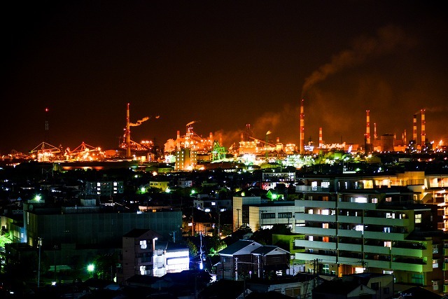 ホテルからの夜景。夜間も灯がともる東播磨工業地域の工場群。壮大な風景です。