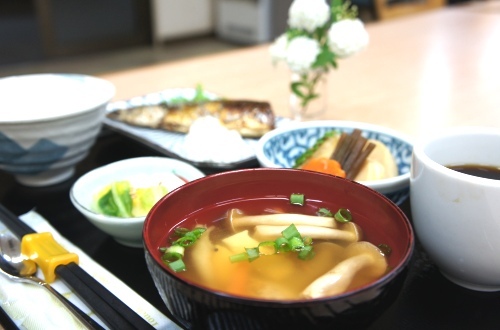 【朝食：和食】味噌汁はやっぱり手作りが嬉しいですよね♪おふくろの味です。