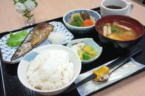 【朝食：和食】ご飯・味噌汁・焼き魚・煮物・漬物・コーヒーまでついてボリュームたっぷり♪