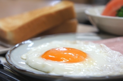 【朝食：洋食】黄身が今にも弾けそうなおいしそ〜な目玉焼きです♪