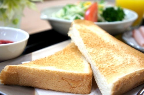 【朝食：洋食】こ〜んがりと焼けたトースト♪サクッとした感触がたまらないですよね