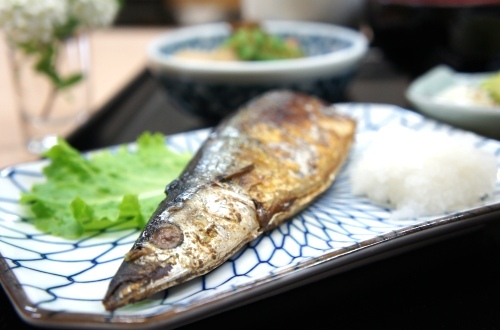 【朝食：和食】こんがりと焼けたと〜ってもおいしそうな秋刀魚です♪