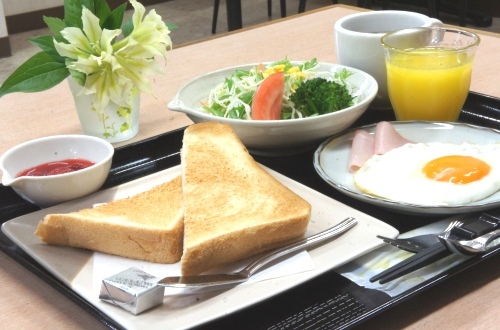 【朝食：洋食】トースト・サラダ・目玉焼き・ハム・コーヒーとボリューム満点です♪